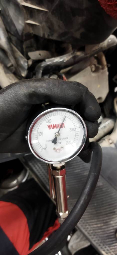 Alat mengecek tekanan kompresi (Compression Gauge) / Pribadi