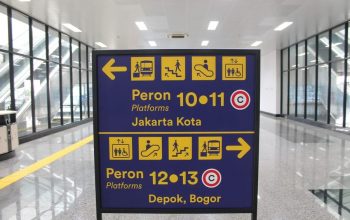 Papan informasi di Stasiun Manggrai / @Commuter Line