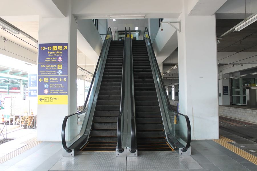 Papan informasi di Stasiun Manggrai / @Commuter Line