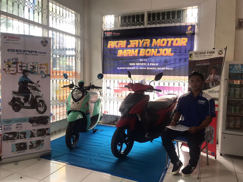 Siswa menjaga display Yamaha di koperasi sekolah / Pribadi