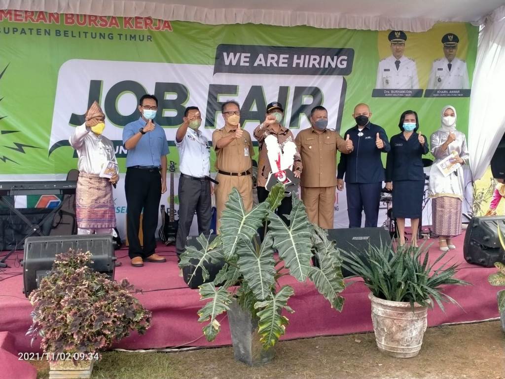 Penyerahan donasi dari Yamaha Sumber Jadi ke pihak SMKN 1 Manggar / Pribadi