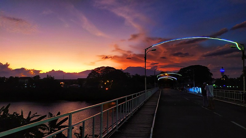 Jembatan tua di atas Sungai Brantas Kediri. Foto Mohammad Mishbah Khoiruddin @unsplash