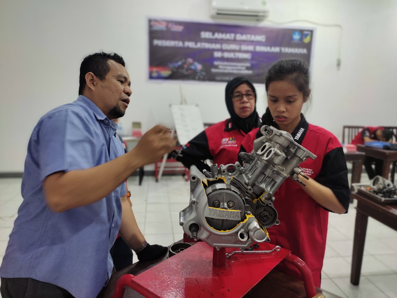 Para peserta pelatihan sedang mempelajari materi secara langsung dibawah bimbingan instruktur Yamaha Palu