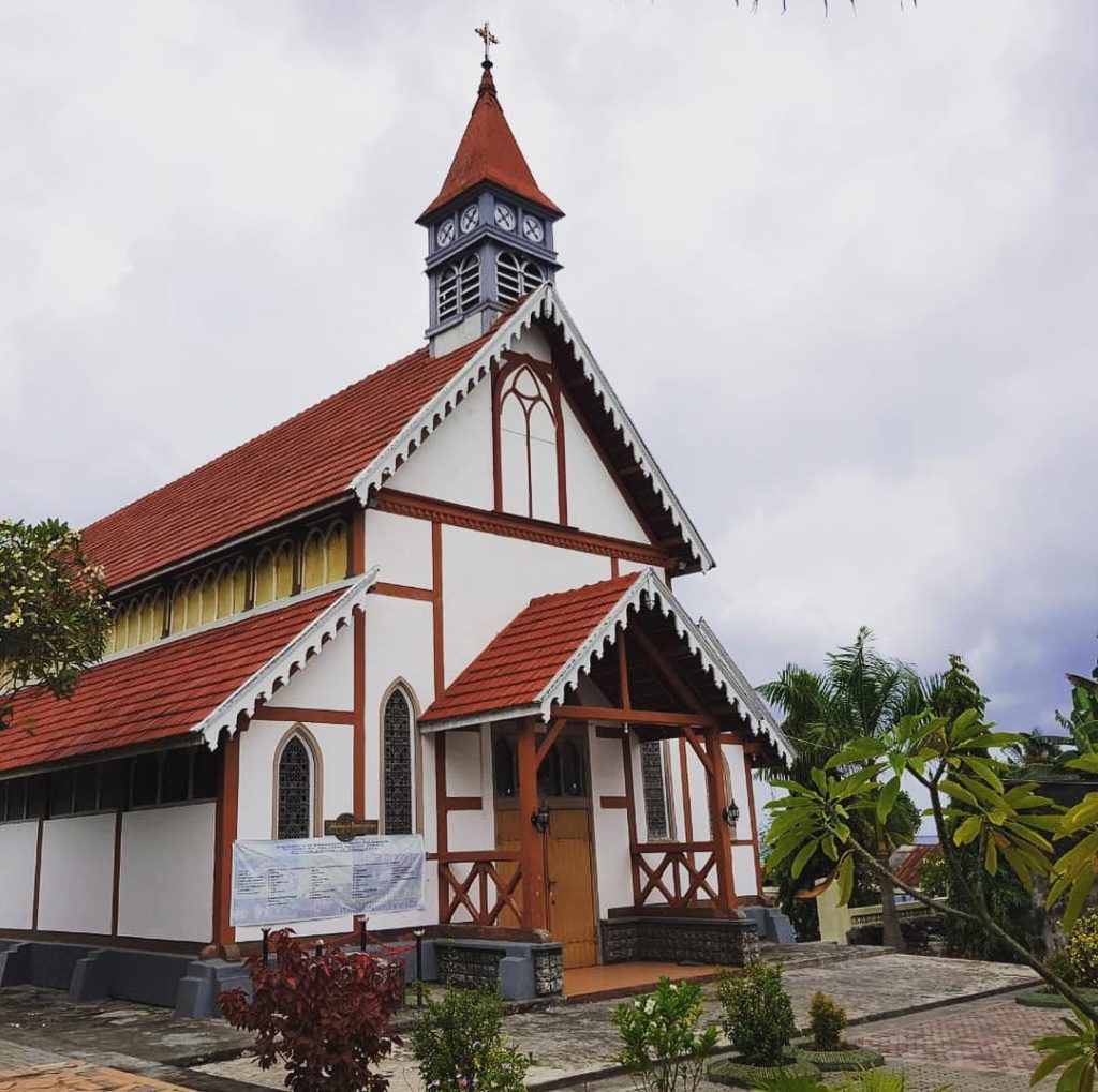 Gereja Santo Ignatius Loyola Flores NTT. Gambar Instagram @ki2dije