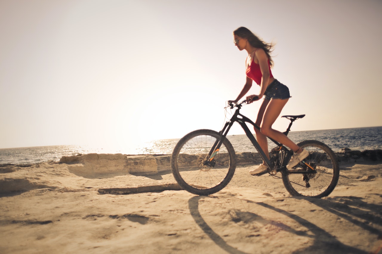 Bersepeda mencerminkan wanita yang sehat dan bugar. Images source pexels-andrea-piacquadio