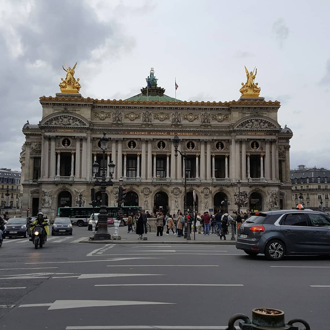 Gerai Starbucks Capucines, Paris, Perancis. Image Source IG @0277_yu