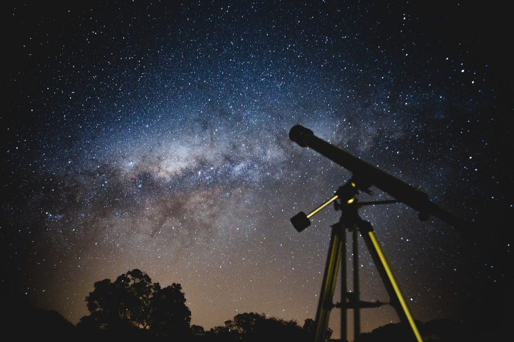 Ilustrasi pengamatan benda langit. Pict by pexels-lucas-pezeta