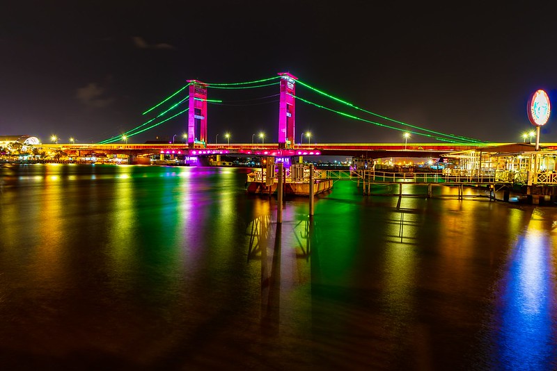 Jembatan Ampera yang indah saat malam hari. Images source Flickr