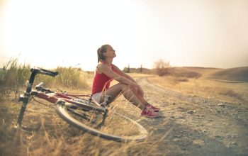Wanita bersepeda menggambarkan pribadi pemberani. Images source pexels-andrea-piacquadi