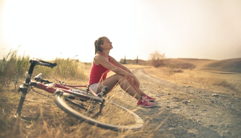 Wanita bersepeda menggambarkan pribadi pemberani. Images source pexels-andrea-piacquadi